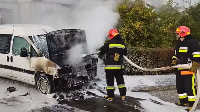Рятувальники встигли ліквідувати пожежу до повного знищення автівки вогнем