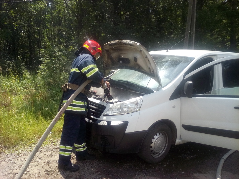 Внаслідок короткого замикання електропроводки загорівся легковий автомобіль