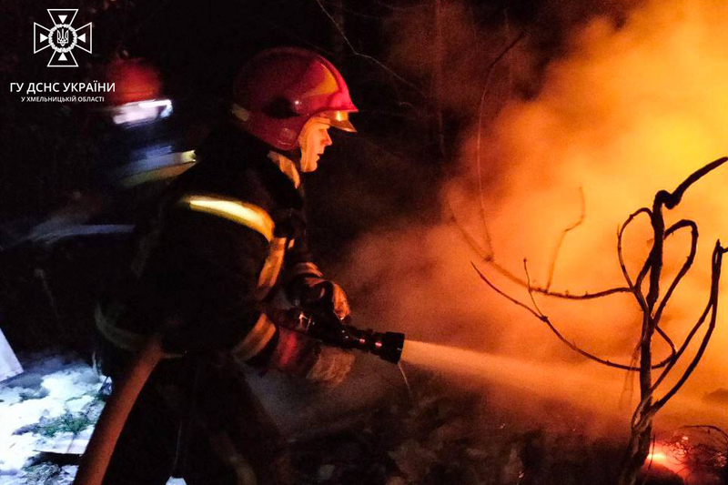 Загалом, за словами рятувальників, минулої доби на Хмельниччині ліквідували три пожежі в житлових спорудах