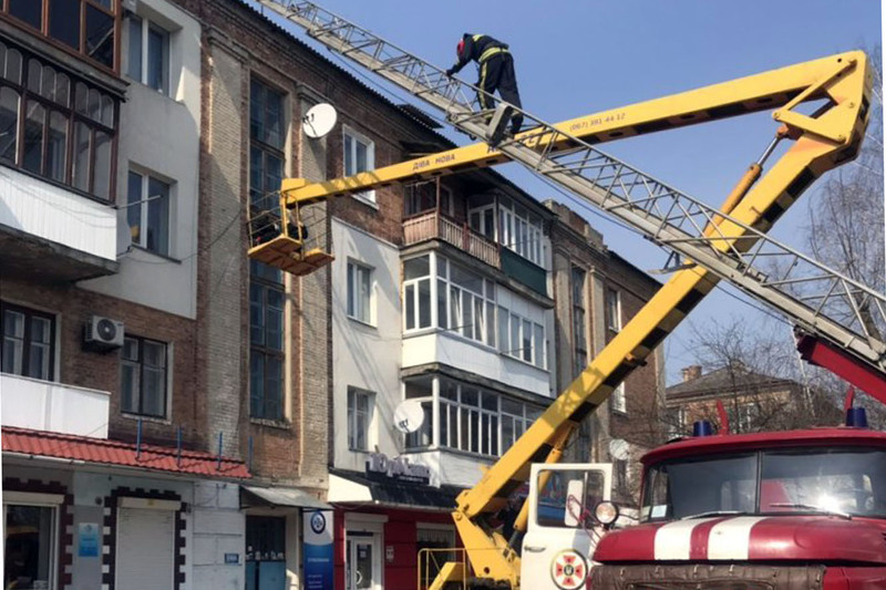 Шепетівські рятувальники діставали чоловіка з даху чотирьох поверхового житлового будинку