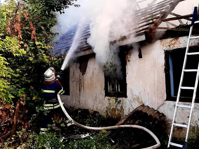 Можливою причиною займання будинку у Шепетівці пожежники називають необережне поводження з вогнем невстановленою особою