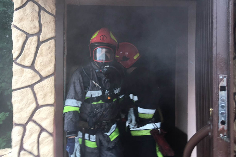 Під час пожежі у Славуті вогнеборці врятували двох людей