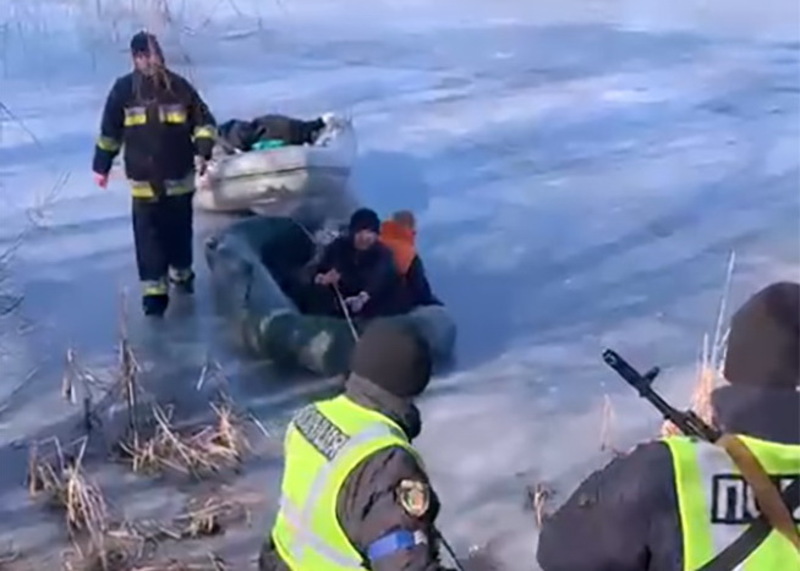 Рятувальники та поліцейські, які прибули на порятунок, витягнули з води обох чоловіків
