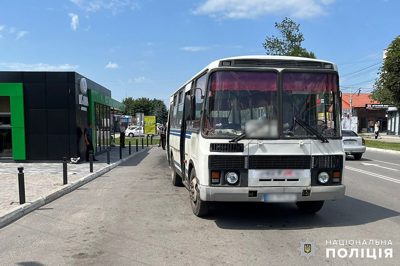 У Старокостянтинові жінка зламала руку в автобусі, який почав рух із незачиненими дверима 