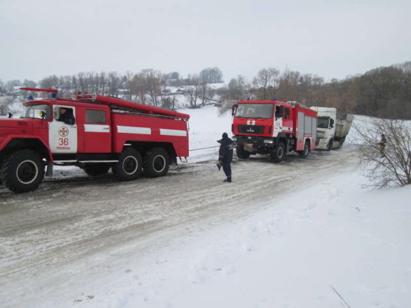 Рятувальники відбуксирували вантажівку