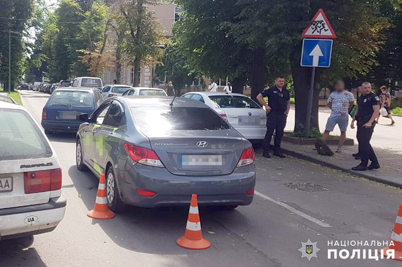 У Хмельницькому поліцейські встановлюють обставини ДТП, у якій травмувалась бабуся