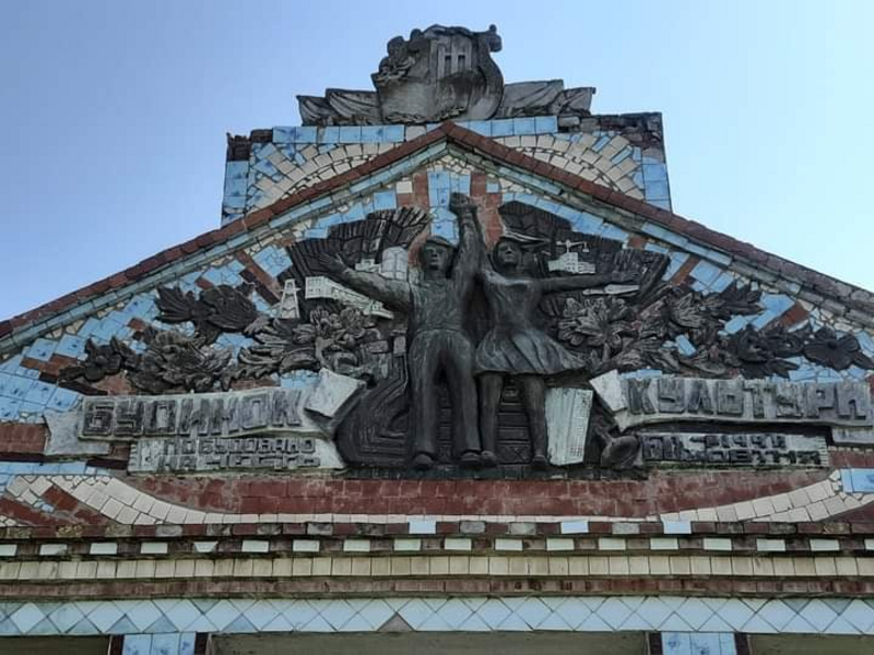 У селі Шустівці ліквідували напис «Побудовано на честь 60-річчя жовтня» з фасаду будинку культури