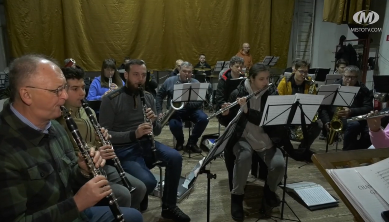 Хмельницький академічний муніципальний естрадно-духовий оркестр для слухачів приготував оновлену програму, до якої увійшли близько двох десятків творів