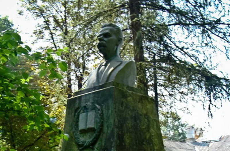 Погруддя Максима Горького у селі було встановлене за радянських часів у парку, закладеному ще власниками голозубенецького маєтку