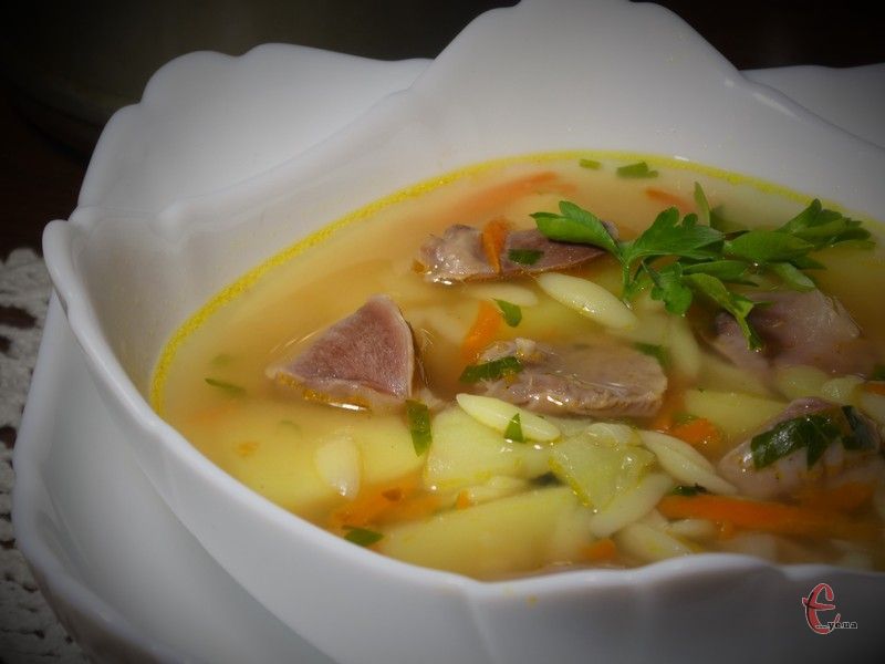 Класичний угорський суп з курячих потрушків - це поєднання різних субпродуктів і різноманіття овочів. 