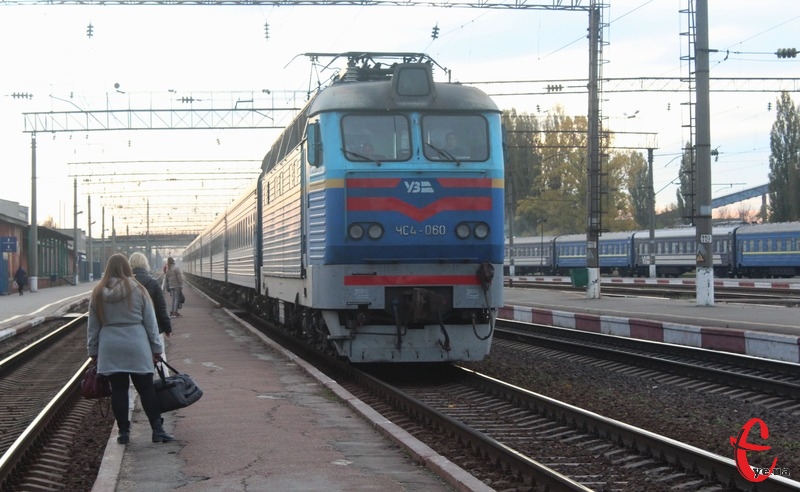 Більшість потягів має зупинку у Хмельницькому, а частина — на інших станціях області
