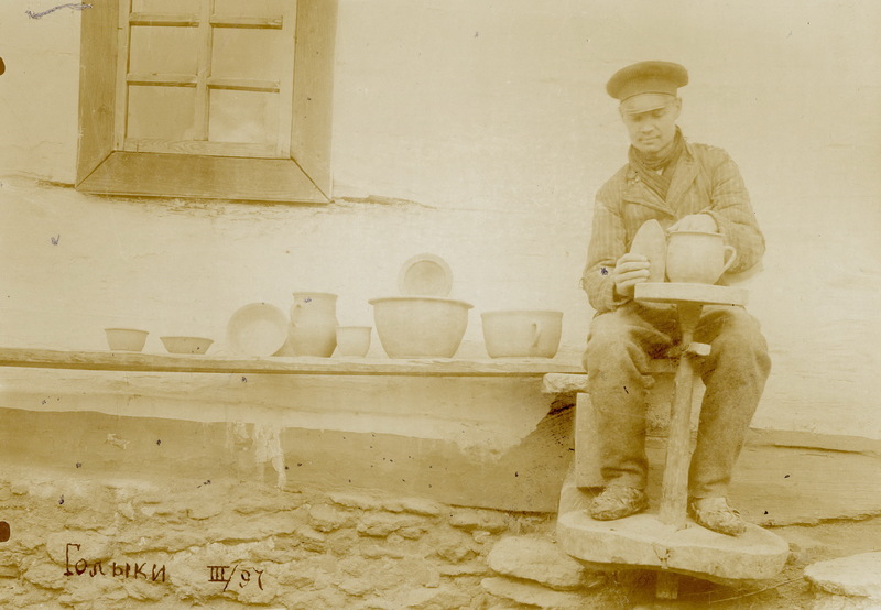 Гончар за роботою з села Голики Заславського повіту (нині Славутська громада), 1897 рік