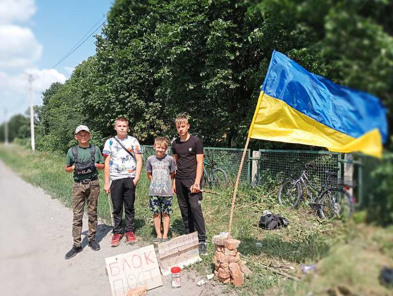 Кошти діти передали місцевим волонтерам, аби надалі придбати для необхідні речі для воїнів, які захищають Україну