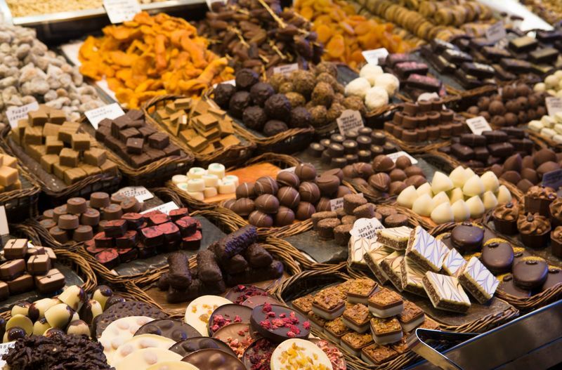 Щороку в середині осені майже повсюдно в США різко збільшується обсяг продажів цукерок, шоколаду, тістечок і традиційних американських десертів. 