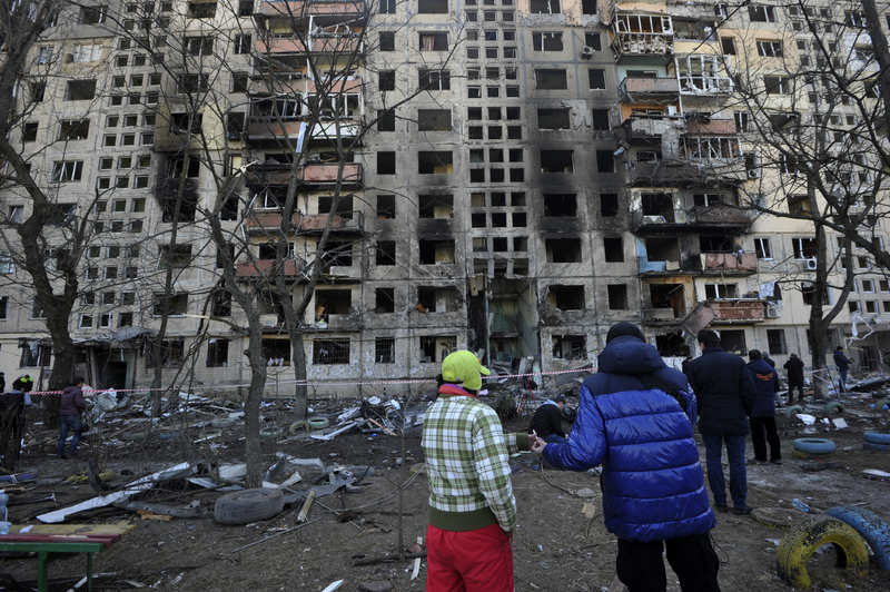 На фото наслідки влучення російського снаряда в житловий будинок у Києві