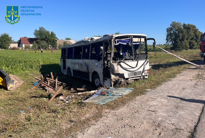 Автобус перекинувся біля села Вишнопіль Старокостянтинівської громади