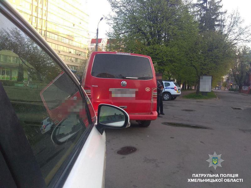 Екіпаж патрульної поліції помітив автомобіль Volkswagen Transporter, що рухався з порушенням правил дорожнього руху