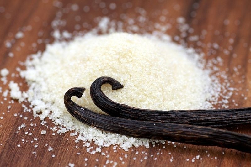 Один стручок ванілі коштує в середньому 60-80 гривень, але з нього можна зробити 0,5 кг готового ванільного цукру! 
