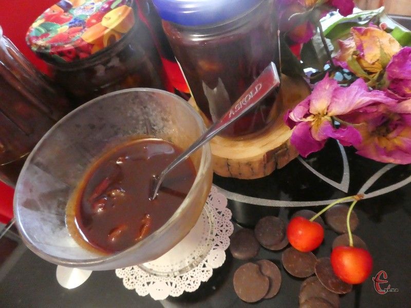 Принцип варіння не унікальний, але шоколад збагачує смаколик ароматом та надає йому цікавого відтінку шоколадних цукерок. 