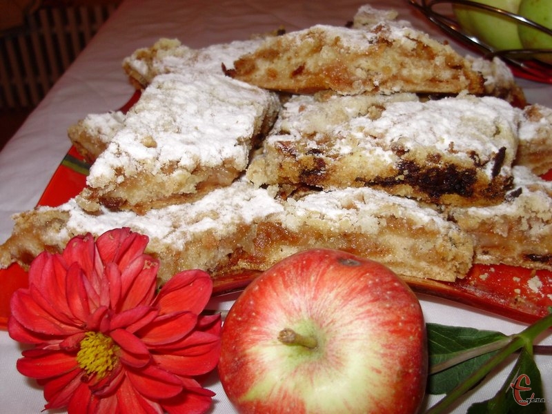 Прекрасний бюджетний яблучний пиріг без яєць і сметани з мінімальною кількістю масла.