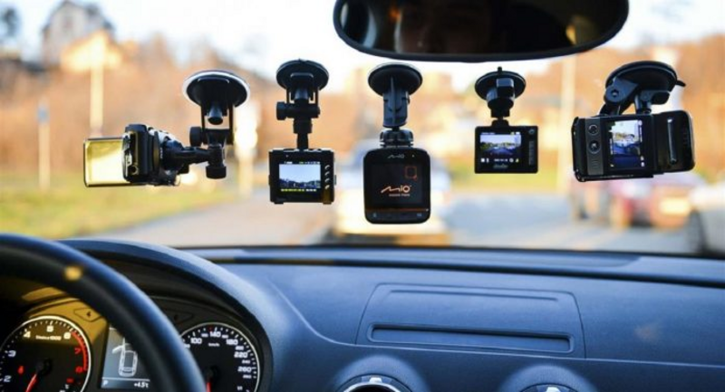 Завдяки вбудованому GPS-модулю пристрій здатен накладати на відеозображення дані про швидкість пересування автівки
