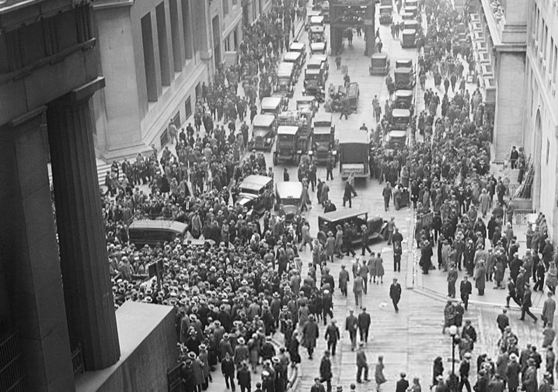 Натовп поблизу фондової біржі після її краху в 1929 році