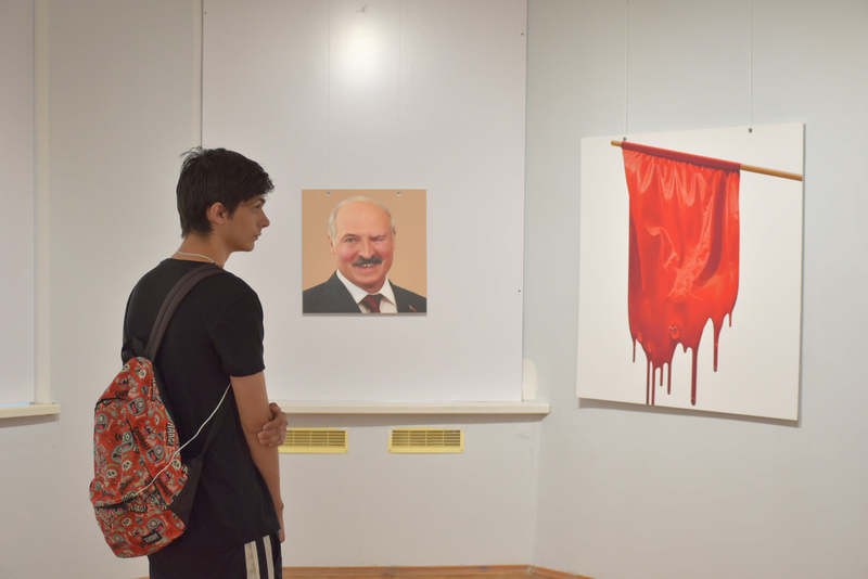 Плакати білоруського митця Володимира Цеслера можна побачити в Хмельницькому обласному художньому музеї