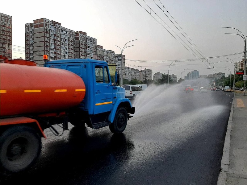  У спеку вулицями Хмельницького курсує спецтехніка для розпилення води по дорогах