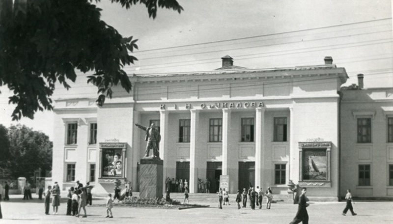 13 листопада 1940 року в Проскурові відбулося урочисте відкриття кінотеатру імені Чкалова (нині імені Тараса Шевченка)