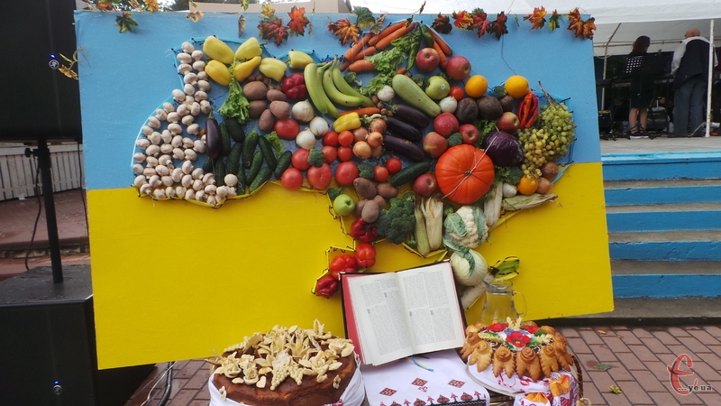 Карту України оздобили овочами та фруктами