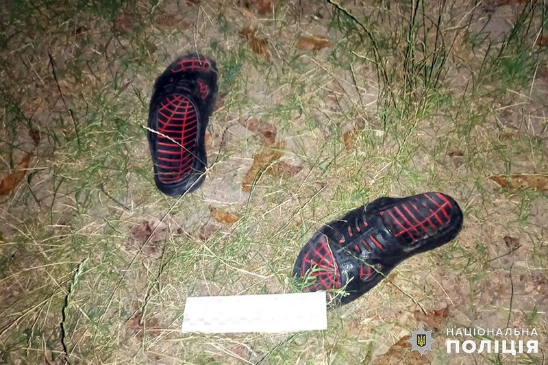 Взуття, яке залишили неподалік викраденого авто, допомогло правоохоронцям зроузміти, хто міг викрасти автомобіль