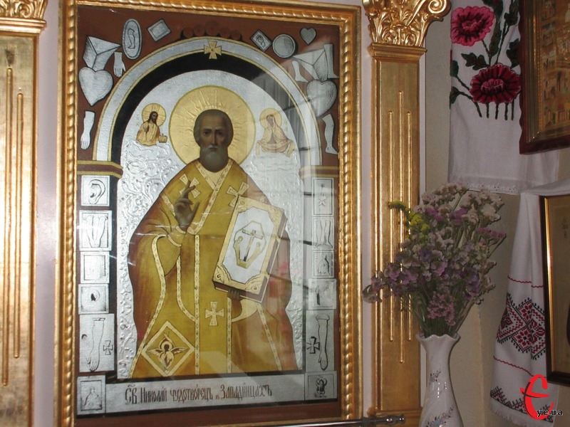 Люди вірили, що ікона святого Миколая зцілює. В дар залишали спеціальні підвіски – вотиви