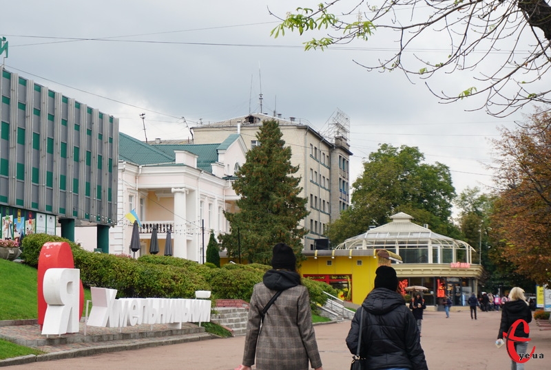У рамках події містяни зможуть побачити низку театральних вистав, які відбуватимуться в урбаністичних просторах Хмельницького 