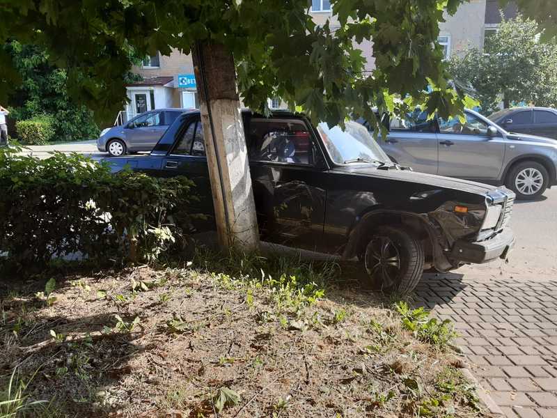 Проїхавшись на викраденому авто, підліток розбив його об дерево
