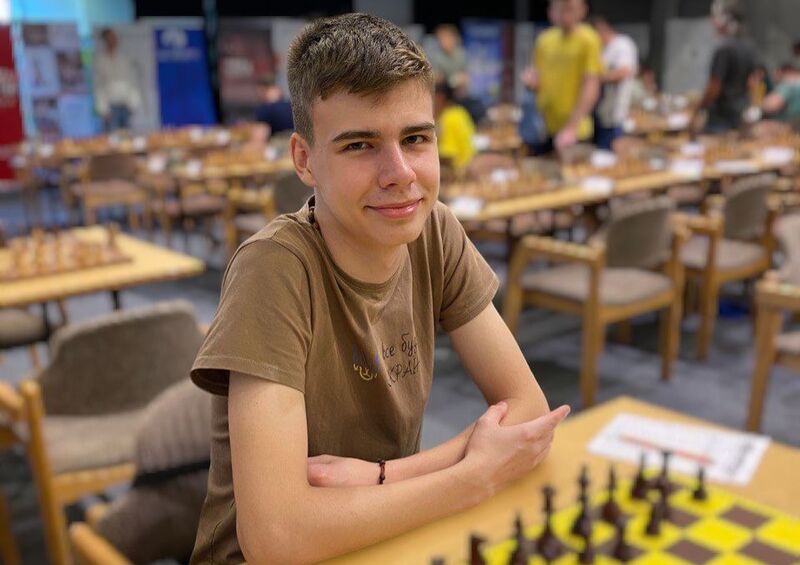 Хлопець став переможцем у дисципліні "швидкі шахи"