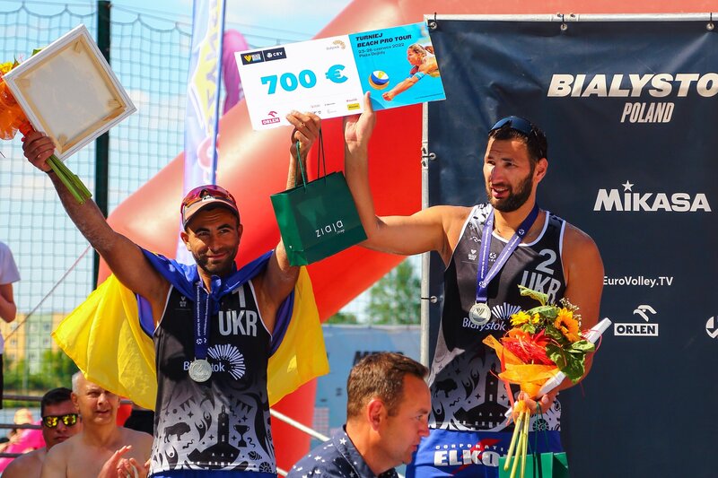 Сергій Попов (ліворуч) разом із Едуардом Резніком стали срібними призерами змагань із пляжного волейболу, які 26 червня завершилися в Польщі