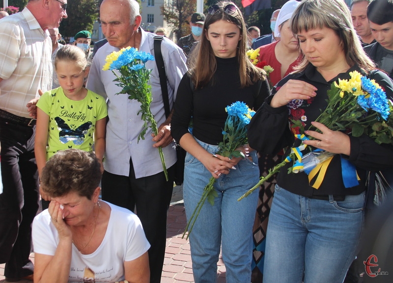Рідні загиблих Героїв у неоголошеній російсько-українській війні поклали квіти до стели Героїв, що в Хмельницькому