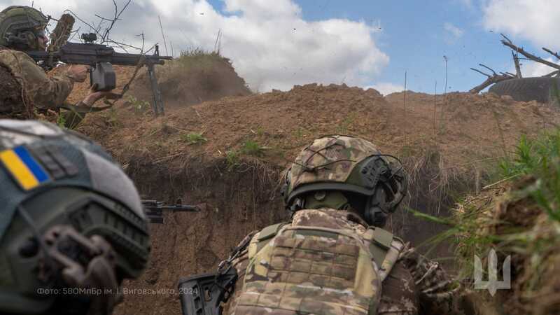 Українські воїни завдають ворогу вогневого ураження, виснажуючи його по всій лінії фронту