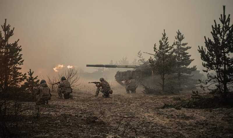 Українські ракетники і артилеристи продовжують знищувати зосередження окупантів та  склади боєприпасів
