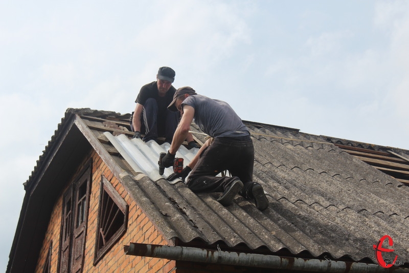 Вже кілька днів поспіль у Грузевиці перекривають пошкоджені дахи