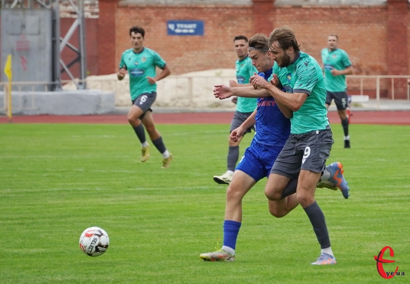 Максим Войтіховський (у зеленій футболці) в останніх двох спарингах забив чотири голи за Агробізнес
