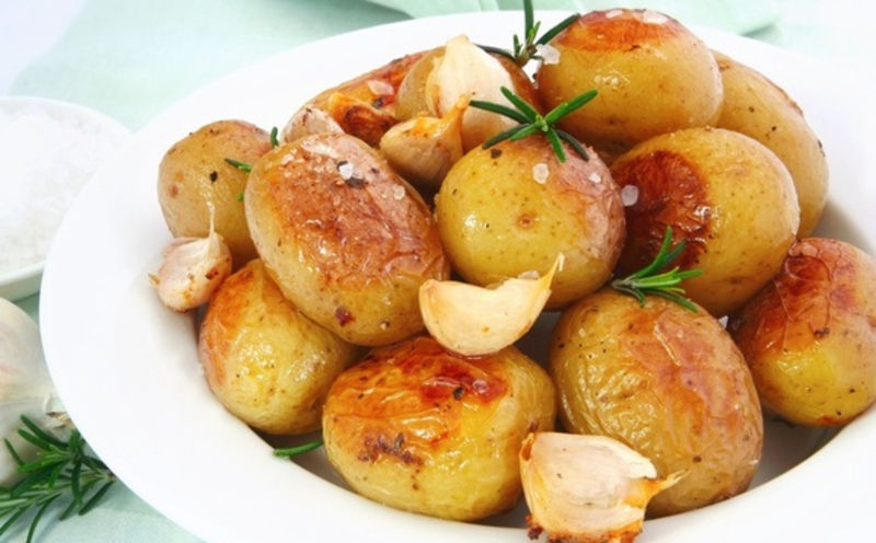 Молода картопля пречудово смакує як у вареному, так і в смаженому та запеченому вигляді.