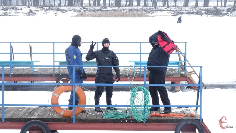Хмельницькі водолази показали, як рятують тих, хто провалився під лід
