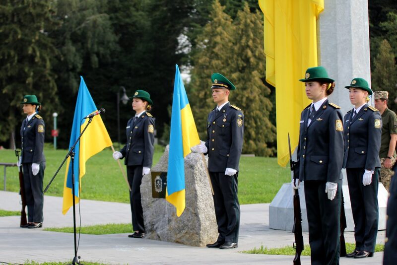 Біля найбільшого в області Прапора України люди вшанували полеглих на війні українців