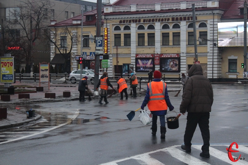 Завдяки комунальникам на ранок у центрі Хмельницького майже не було сміття