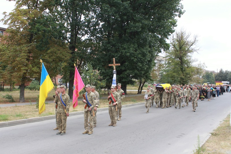 Полеглих на війні захисників провели в останню земну дорогу..