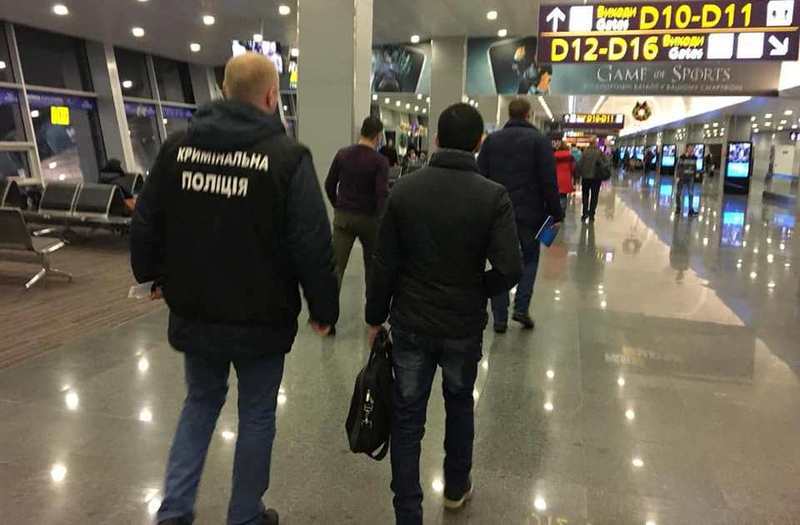 Під наглядом правоохоронців іноземця доставили в аеропорт Бориспіль, звідки літаком відправили в Йорданію