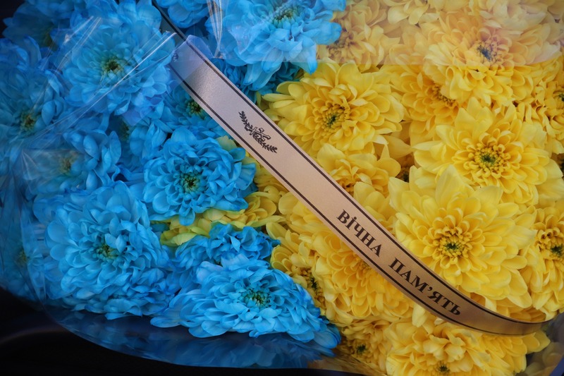 З могили зник букет квітів, яким вшанували пам