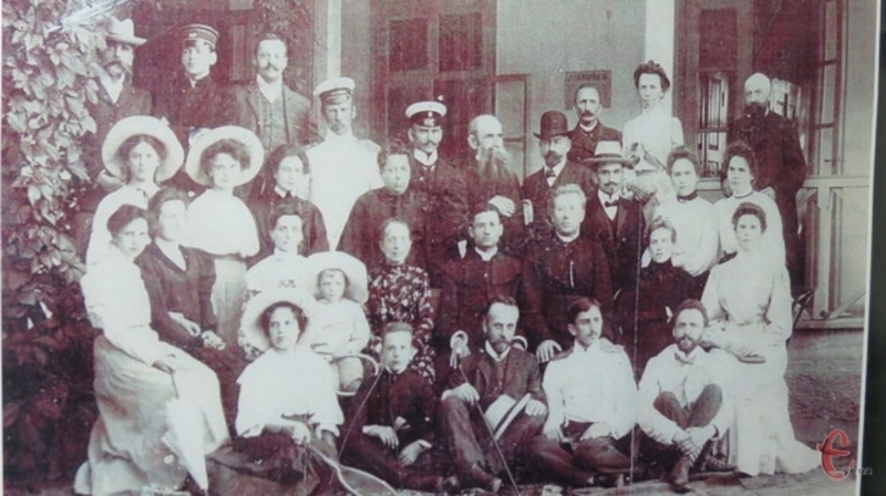 Це фото зроблене у 1904 році на території кумисолікувального закладу в Славуті. Саме на ньому побачили жінку, дуже схожу на Лесю Українку