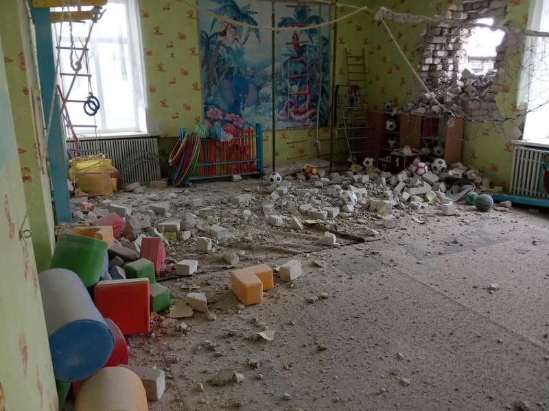 У місті Станиця Луганська один із ворожих снарядів пробив стіну дитячого садка, де в цей час знаходились діти із вихователями